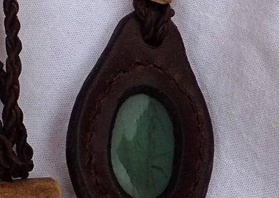 collier jade sertie cuir bois de renne