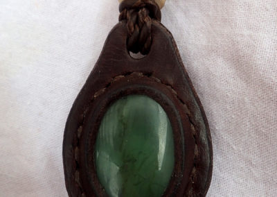 collier jade sertie cuir bois de renne