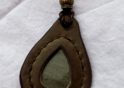 collier obsidienne dorée sertie cuir bois de renne