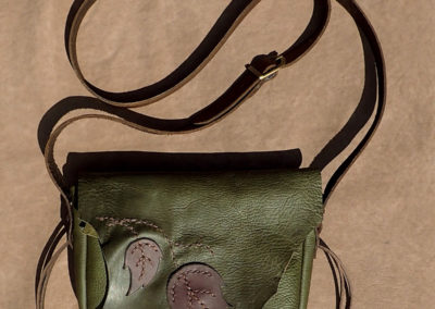 sac bandoulière cuir vert kaki feuilles arbre artisanal coutures à la main