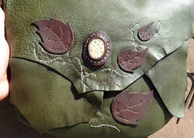 sac bandoulière cuir vert kaki feuilles arbre corail fossile artisanal coutures à la main
