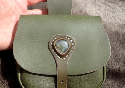 escarcelle pochette de ceinture cuir artisanale médiévale labradorite