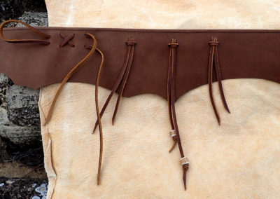 ceinture tribale cuir artisanale bois de renne plume fer forgé