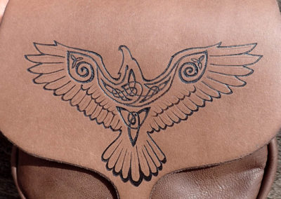 escarcelle pochette de ceinture cuir artisanale corbeau viking médiéval